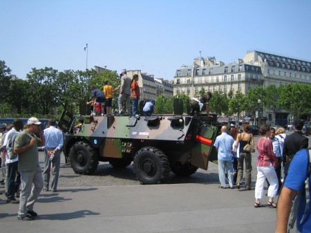 Les Parisiens accueillent leur Armée au Trocadéro